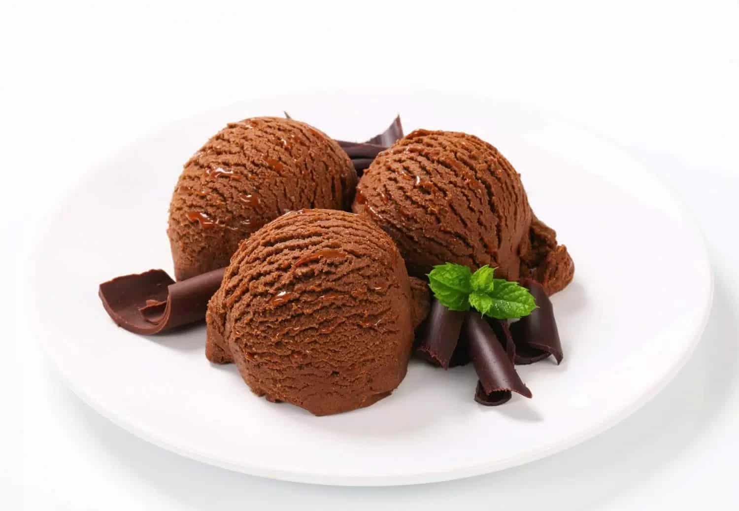 تصویر 2 از بستنی شکلاتی مغزدار با لایه های شکلاتی و کرم خامه ای