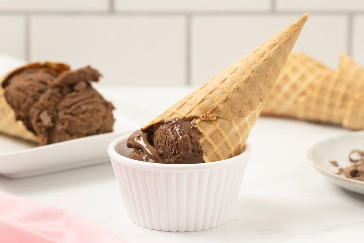 تصویر 3 از بستنی شکلاتی مغزدار با لایه های شکلاتی و کرم خامه ای