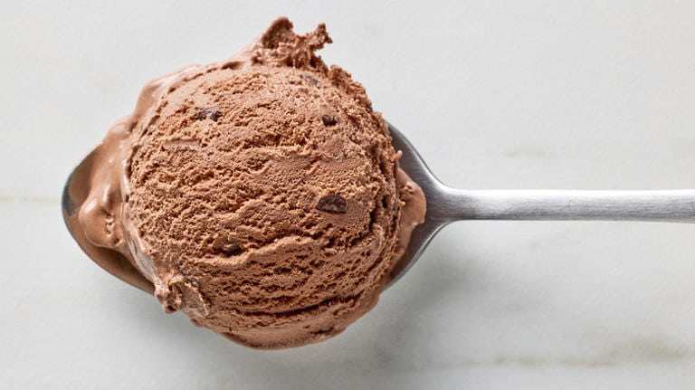 تصویر 1 از بستنی شکلاتی مغزدار با لایه های شکلاتی و کرم خامه ای