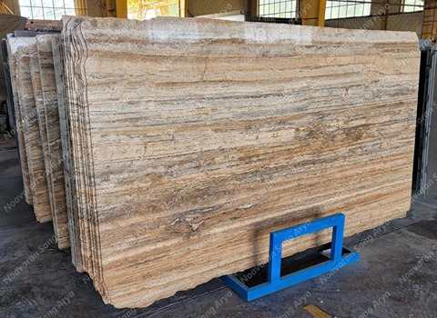 تصویر 1 از سنگ تراورتن گردویی محصولی با رگه‌ های طبیعی و جلوه‌ ای زیبا برای نما