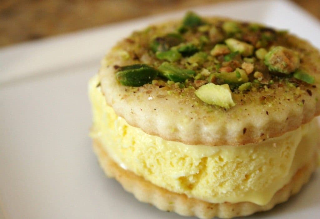 بستنی زعفرانی نونی با کرم زعفران و بافت نرم