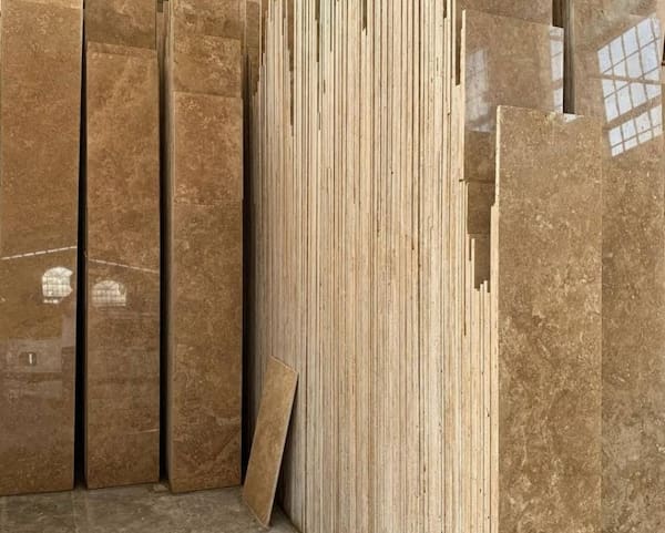 تصویر 1 از سنگ تراورتن شکلاتی محصولی بادوام با نصب آسان و جلوه‌ ای ماندگار برای پروژه‌ ها