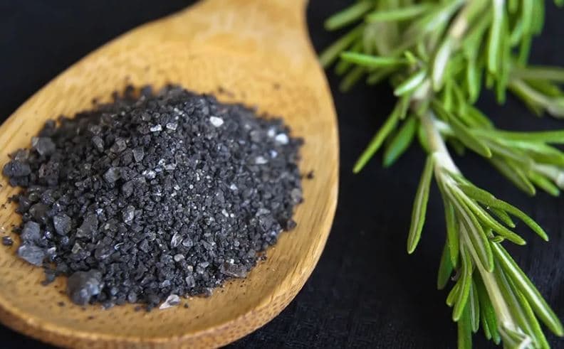 تصویر 2 از نمک سیاه هندی طبیعی با طعم منحصر به‌ فرد و مطبوع
