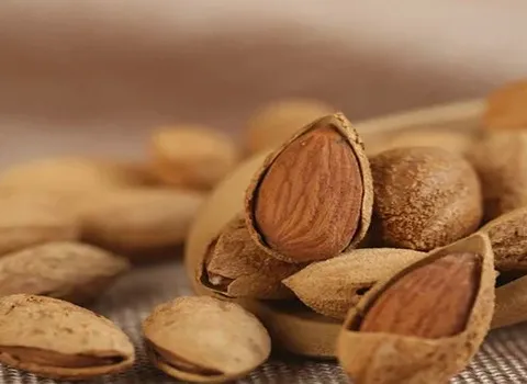 تصویر 2 از مغز بادام مامایی برشته با نمک دریا مناسب استفاده در آجیل‌