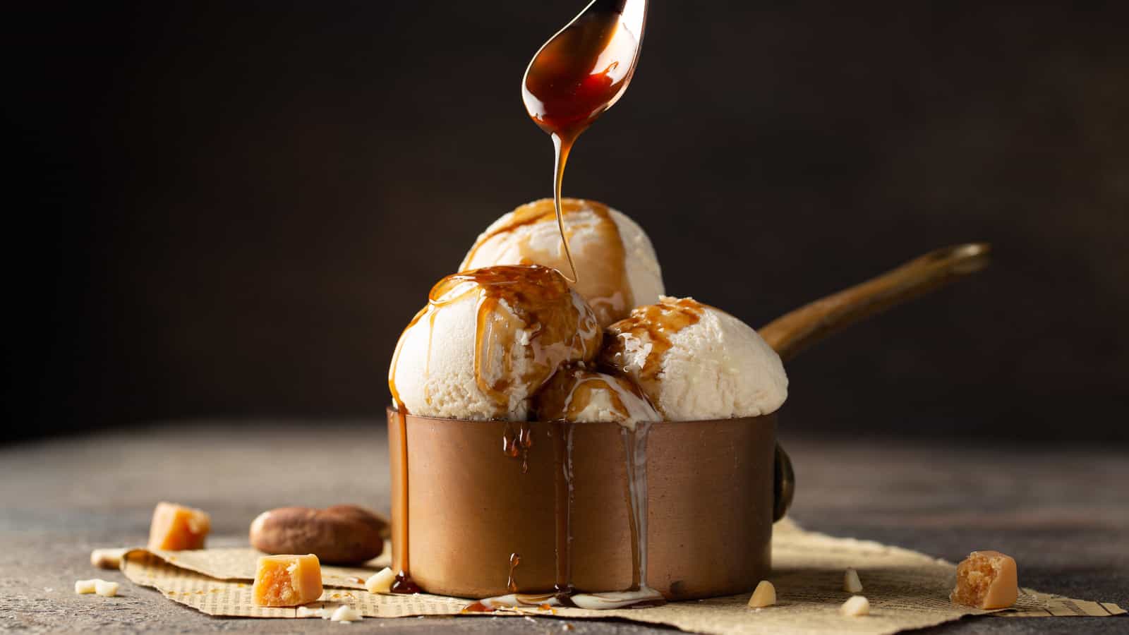 بستنی کاراملی کلاسیک با بافت لطیف و حس تازگی منحصر به فرد