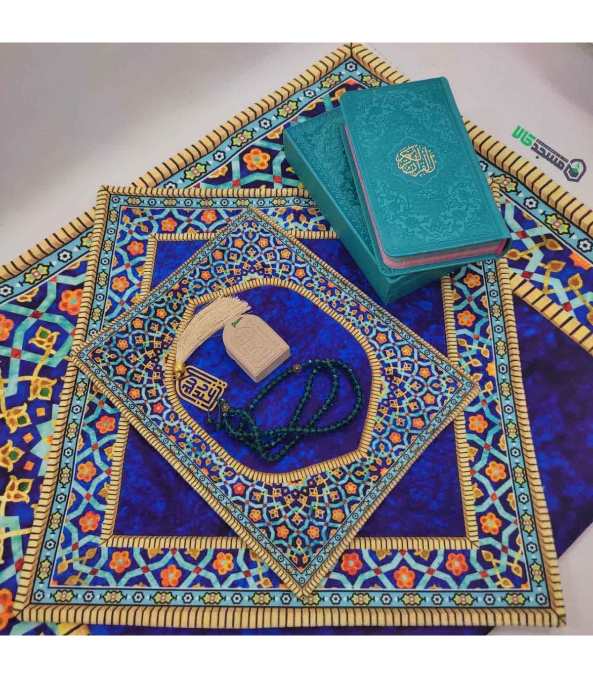 تصویر 1 از سجاده قشنگ با پارچه‌ های مرغوب و نقش‌ های فاخر