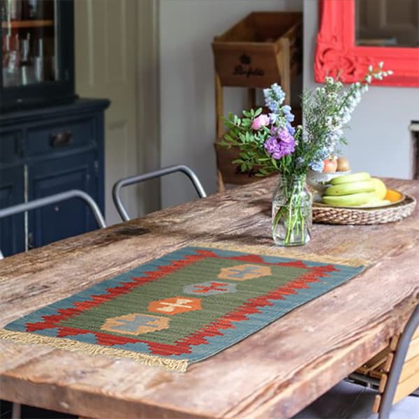 گلیم دستباف رو میزی با طرح سنتی و رنگارنگ