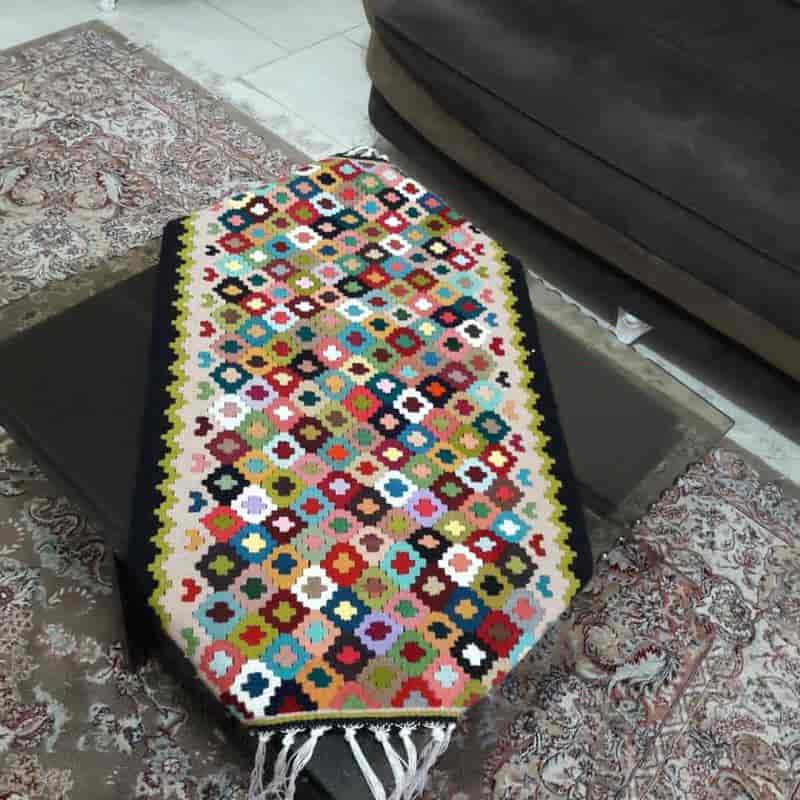 تصویر 1 از گلیم دستباف رو میزی با طرح سنتی و رنگارنگ