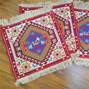 تصویر 2 از گلیم دستباف رو میزی با طرح سنتی و رنگارنگ