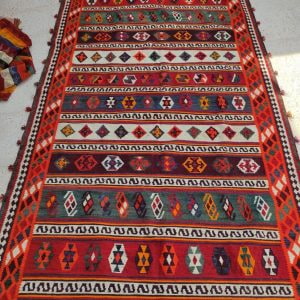 تصویر 3 از گلیم سنتی پشمی با نقش و نگار زیبا و هماهنگ با دکوراسیون