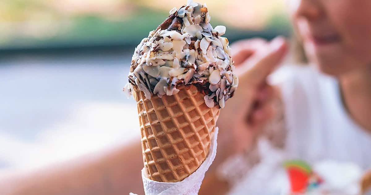 تصویر 4 از بستنی نوتلا مارشمالو با تکه های مارشمالو و شکلات تلخ