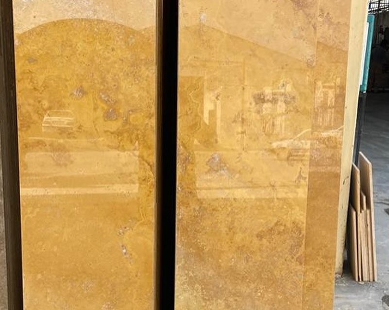 سنگ تراورتن لیمویی سطح صیقلی و یکنواخت با ترکیب رنگی ملایم و دلنشین