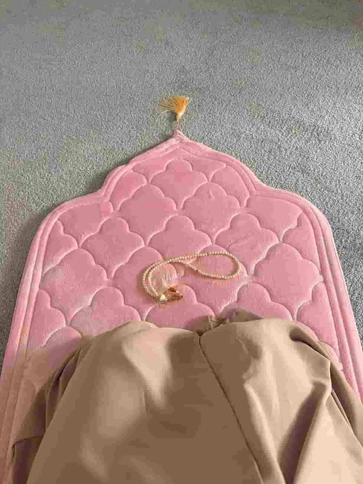 تصویر 1 از سجاده کوچک دخترانه با الگو ها و طرح های رنگارنگ