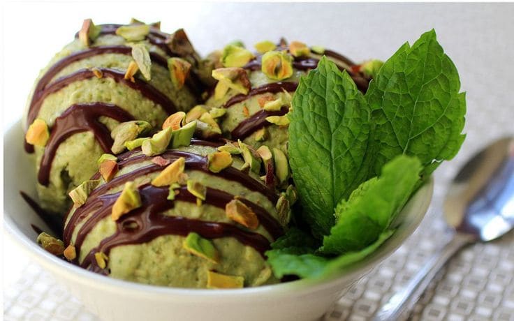 بستنی پسته روکش شده با شکلات تلخ و پسته