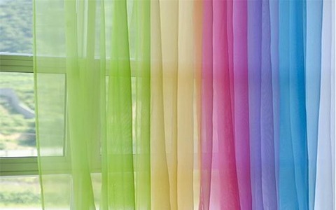 پارچه پرده‌ ای حریر رنگی + عبور ملایم نور و جلوه لطیف