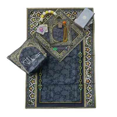 تصویر 3 از سجاده قشنگ با پارچه‌ های مرغوب و نقش‌ های فاخر