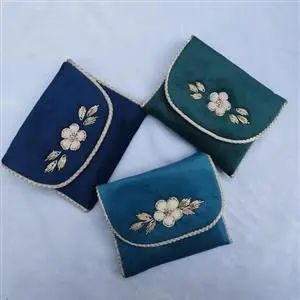 تصویر 4 از سجاده قشنگ با پارچه‌ های مرغوب و نقش‌ های فاخر