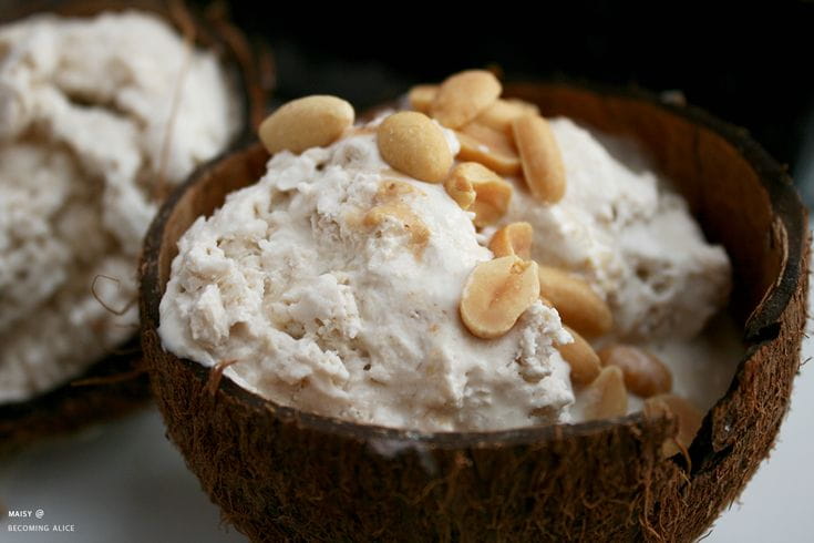 تصویر 4 از بستنی نارگیلی روز با بافت نرم و تکه های نارگیل