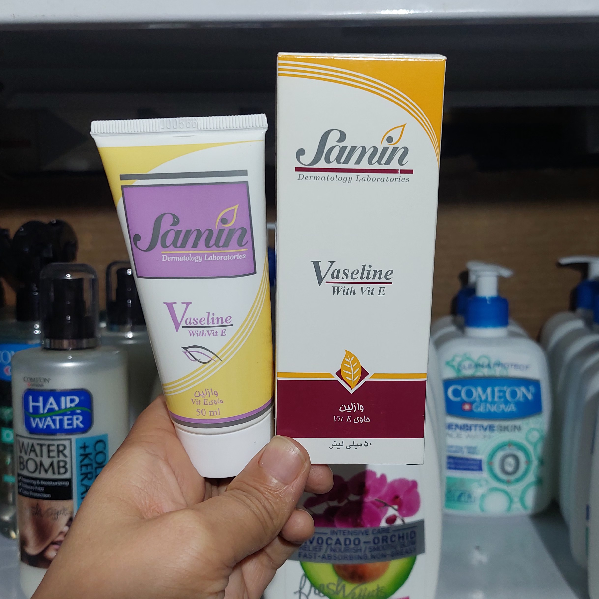 وازلین ثمین نرم کننده و برطرف کننده خشکی