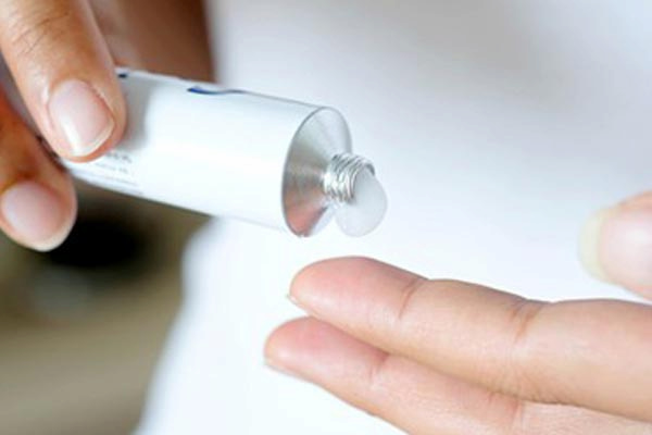 تصویر 2 از وازلین استریل چشمی معجزه‌ گر برای خشکی چشم