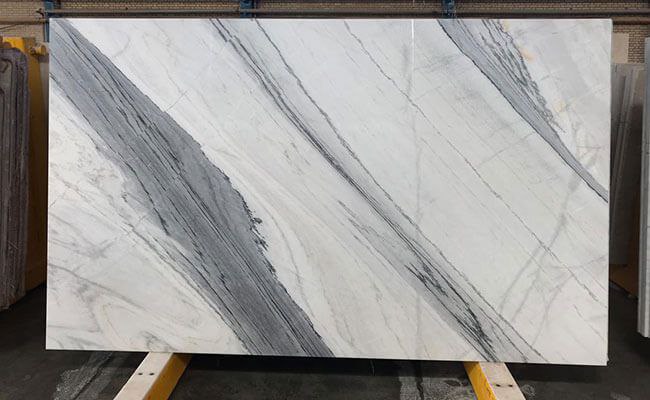 سنگ مرمریت سفید رگه دار مناسب پوشش شومینه و قاب‌ بندی دیوار ها