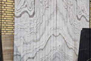 تصویر 2 از سنگ مرمریت سفید رگه دار مناسب پوشش شومینه و قاب‌ بندی دیوار ها