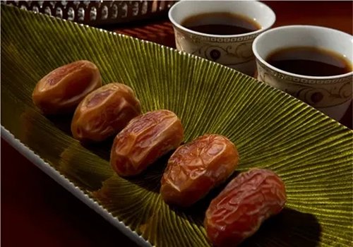 خرما زاهدی تازه با استانداردهای بالا و طعم بی نظیر