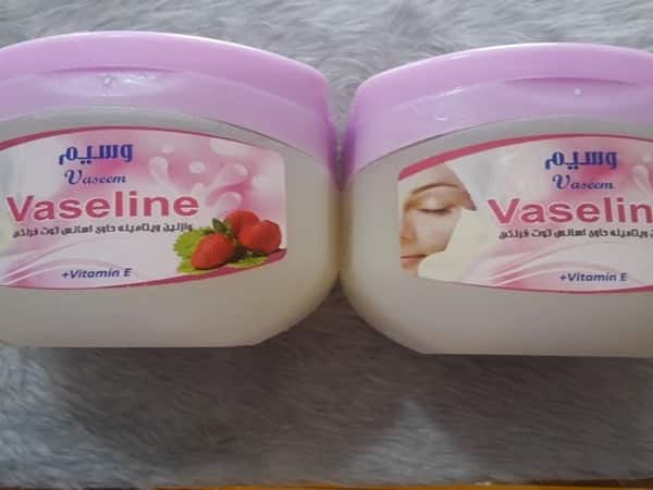 تصویر 2 از وازلین توت فرنگی با عطر و طعم طبیعی بهترین محافظ برای پوست