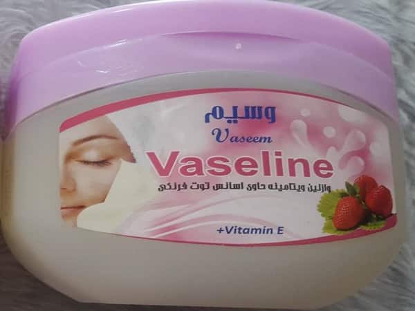 تصویر 3 از وازلین توت فرنگی با عطر و طعم طبیعی بهترین محافظ برای پوست