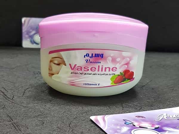 تصویر 4 از وازلین توت فرنگی با عطر و طعم طبیعی بهترین محافظ برای پوست
