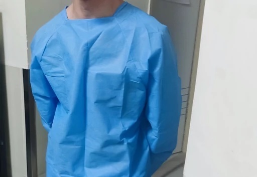 تصویر 2 از گان عمل ساخته شده از پارچه مقاوم با دوخت دقیق برای محیط‌ های جراحی