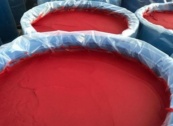 رب گوجه فرنگی فله ای بزرگ در بشکه های پلاستیکی