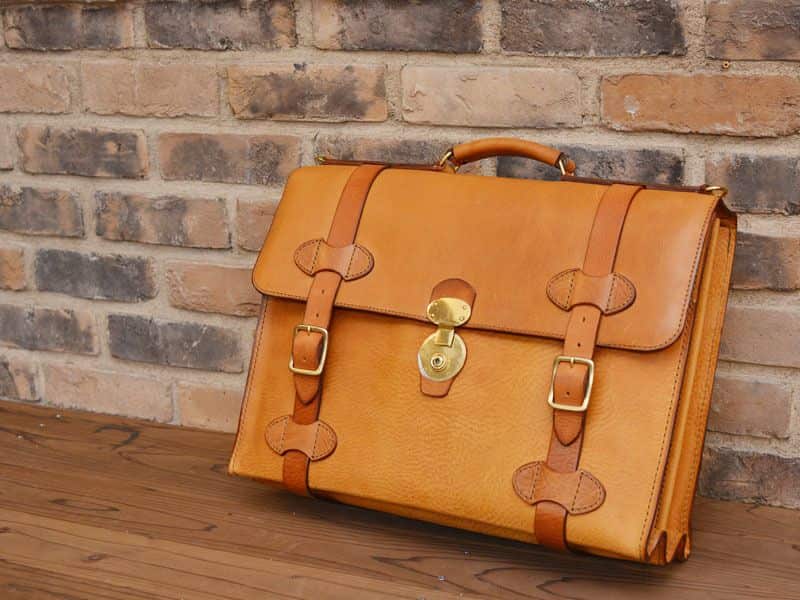 کیف چرم اداری با جیب های متعدد و بند قابل تنظیم