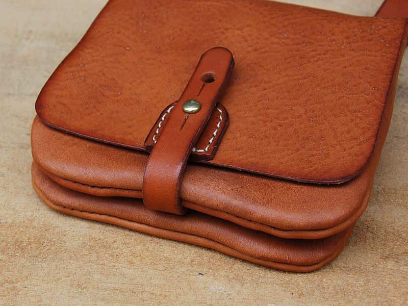 تصویر 1 از کیف چرم اداری با جیب های متعدد و بند قابل تنظیم