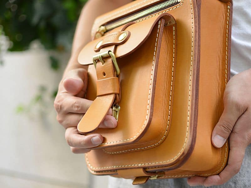 تصویر 2 از کیف چرم اداری با جیب های متعدد و بند قابل تنظیم