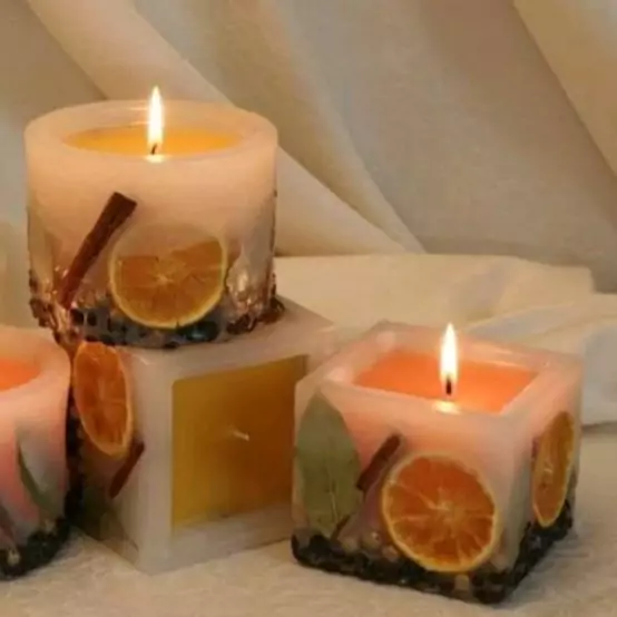 شمع فانوسی پایه‌ دار با طراحی کلاسیک و مدرن