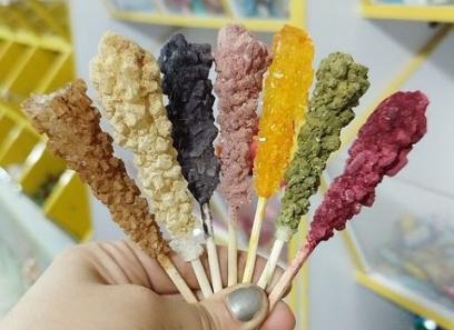 نبات رنگی سنتی با رنگ‌ های زنده و دلپذیر