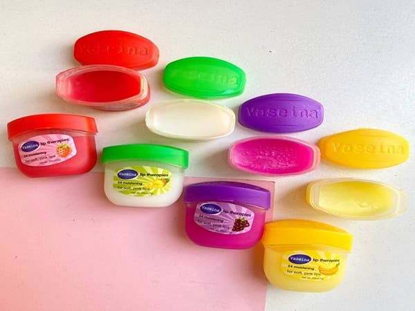 وازلین لب میوه ای بافت لطیف و سبک با رایحه دلپذیر