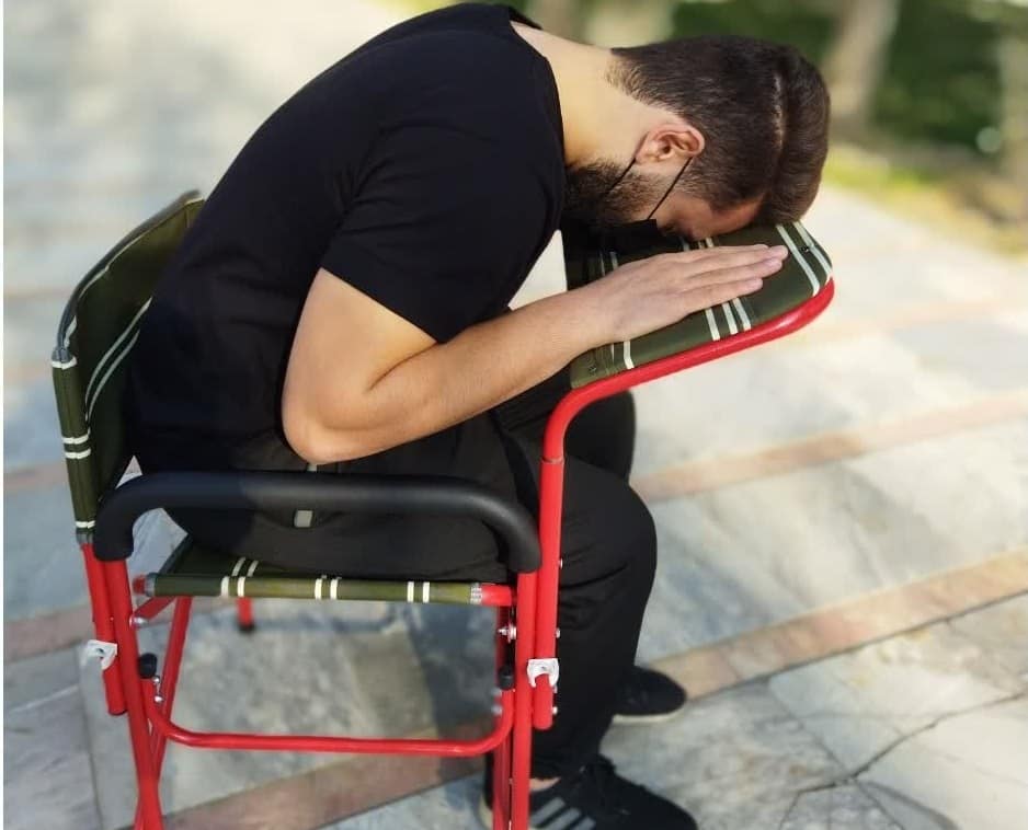 صندلی مسافرتی نماز طراحی شده با تکیه‌ گاه مناسب