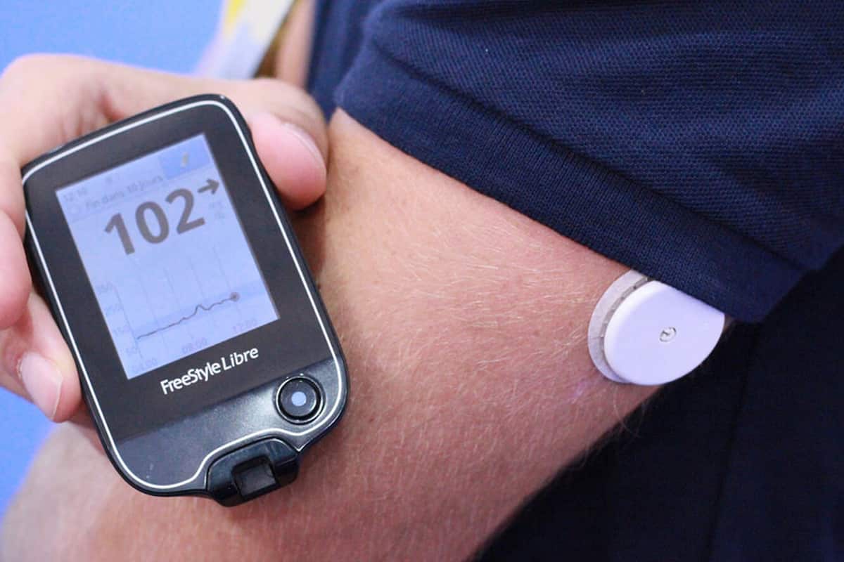 دستگاه قند خون نصب روی بازو با طراحی ارگونومیک و اندازه‌ گیری سریع