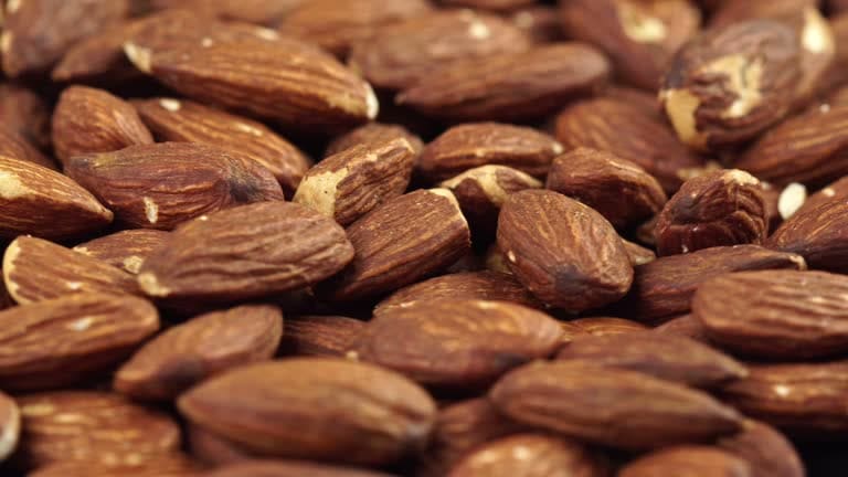 تصویر 4 از بادام درختی مزمز با کیفیت عالی و طعم بی نظیر