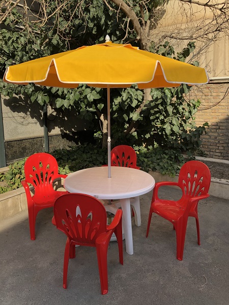 تصویر 2 از صندلی پلاستیکی چهار نفره با طراحی ساده و کاربردی