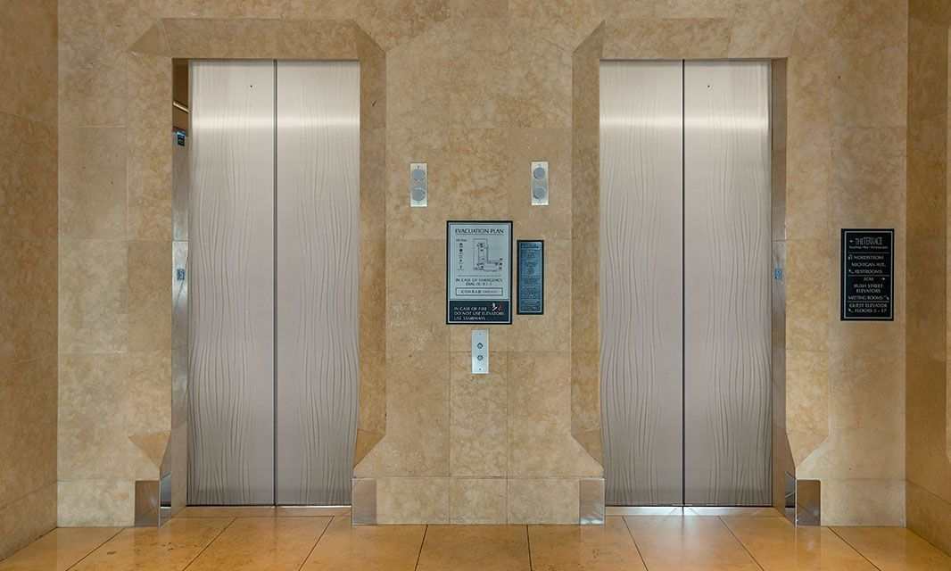 درب آسانسور عبادت لولایی با قفل ایمنی