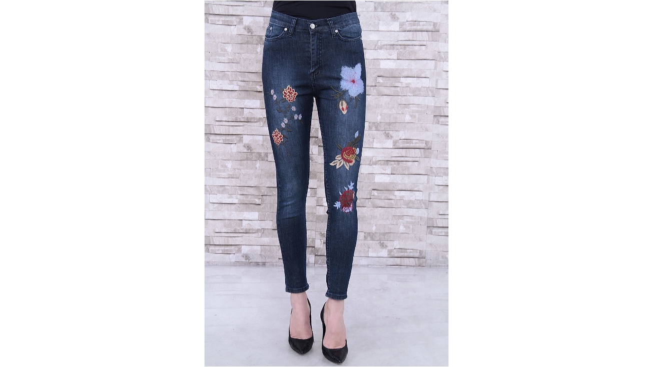 تصویر 3 از شلوار جین گلدوزی شده مناسب استفاده در مهمانی های دوستانه