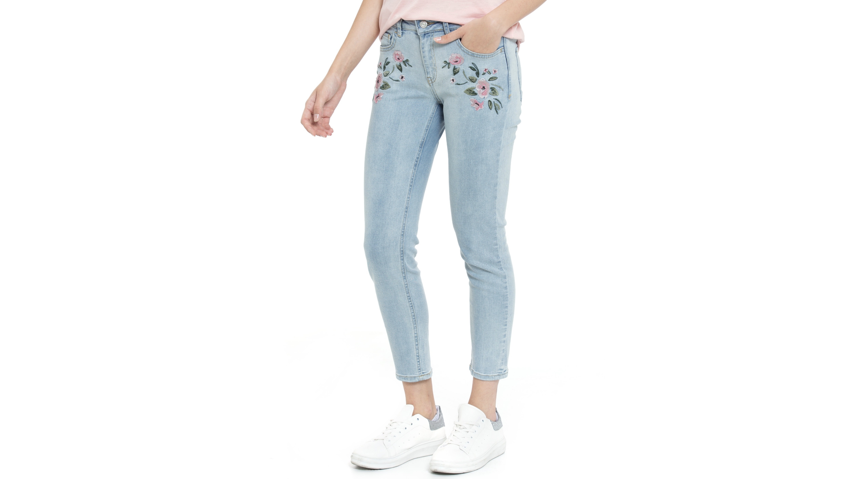 تصویر 5 از شلوار جین گلدوزی شده مناسب استفاده در مهمانی های دوستانه