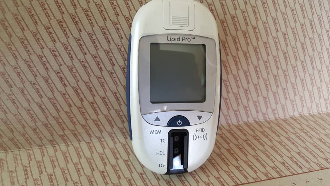دستگاه قند خون لیپید پرو با ذکر جزئیات دقیق در نمایشگر