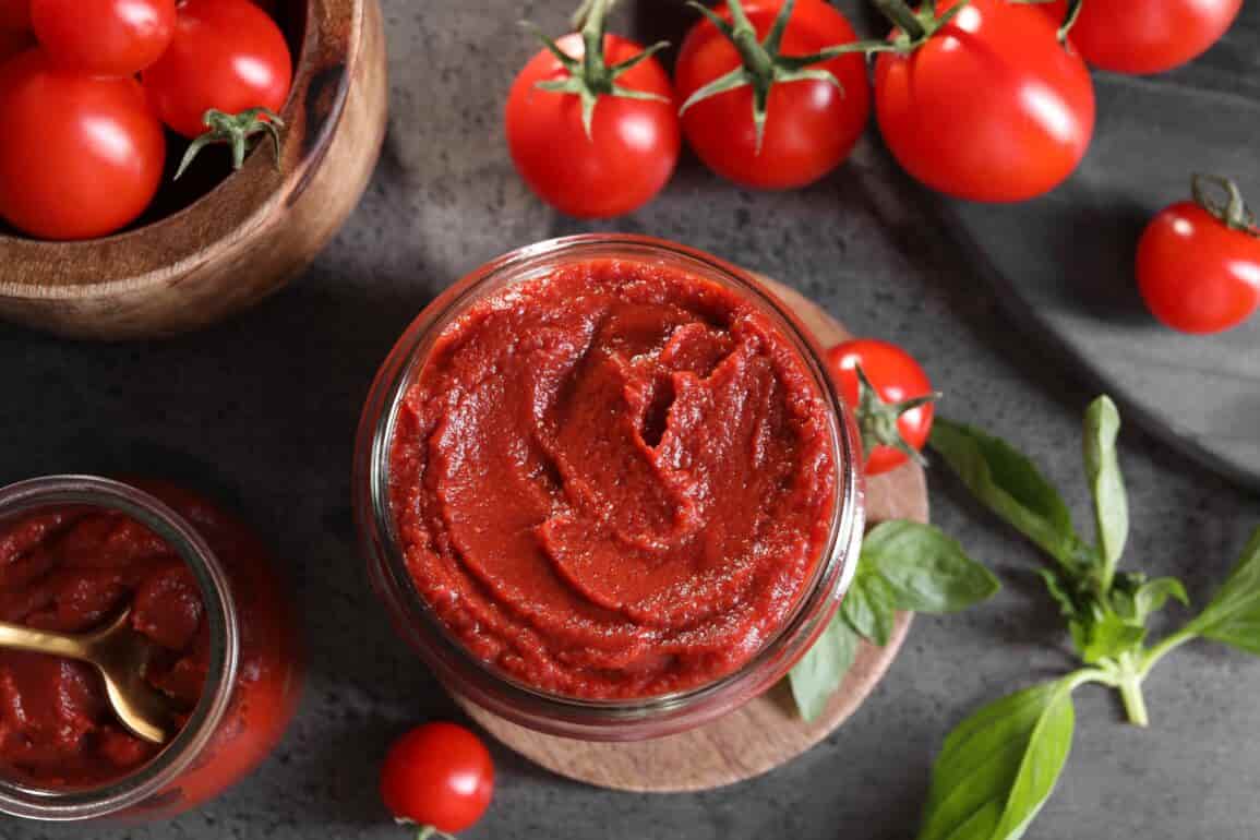 رب گوجه فرنگی سنتی با رنگ دهی طبیعی در پخت