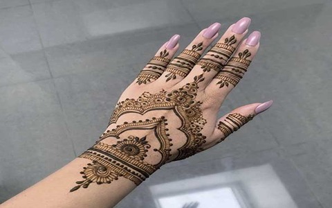 تصویر 4 از حنا پشت دست طراحی قرمز و مشکی طبیعی