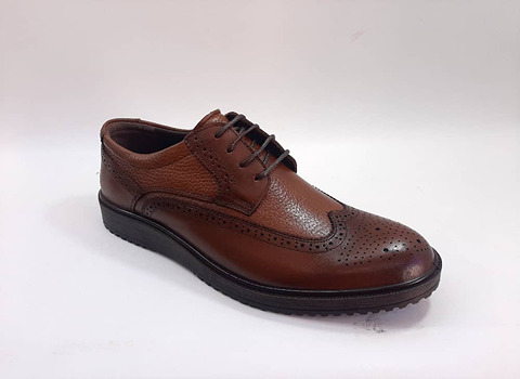 کفش مردانه قهوه ای روشن با طراحی راحت و انعطاف‌ پذیر