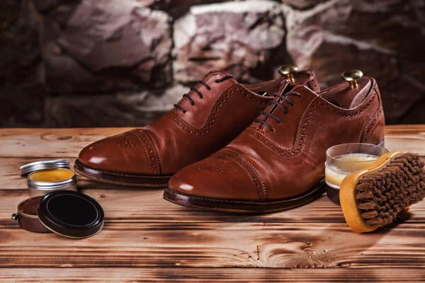 تصویر 2 از کفش مردانه قهوه ای روشن با طراحی راحت و انعطاف‌ پذیر